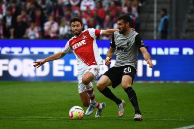 KOLOGNE, ALMANY - 16 Ekim 2022 Daniel Caligiuri, Jonas Hector, Bundesliga 1 'in futbol maçı. FC Koeln, FC Augsburg 'a karşı. Rhein Enerji Stadyumu Futbol Stadyumu. 