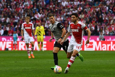 KOLOGNE, ALMANE 16 EKİM 2022: Jonas Hector, Florian Niederlechner. Bundesliga 1 'in futbol maçı. FC Koeln, FC Augsburg 'a karşı. Rhein Enerji Stadyumu Futbol Stadyumu. 