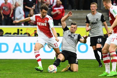 COLOGNE, Almanya - 16 Ekim 2022: Erdin Demiroviç, Mark Uth. Bundesliga 1 'in futbol maçı. FC Koeln, FC Augsburg 'a karşı. Rhein Enerji Stadyumu Futbol Stadyumu. 