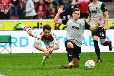 COLOGNE, Almanya - 16 Ekim 2022: Erdin Demiroviç, Mark Uth. Bundesliga 1 'in futbol maçı. FC Koeln, FC Augsburg 'a karşı. Rhein Enerji Stadyumu Futbol Stadyumu. 