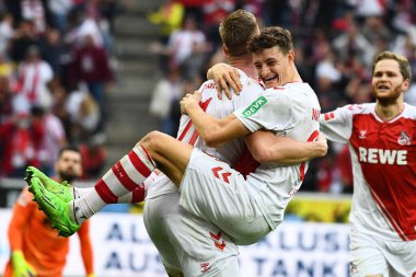 16 Ekim 2022 Steffen Tigges ve Eric Martel golü kutluyorlar. Bundesliga 1 'in futbol maçı. FC Koeln, FC Augsburg 'a karşı. Rhein Enerji Stadyumu Futbol Stadyumu. 