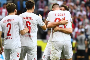 COLOGNE, Almanya - 16 Ekim 2022: Steffen Tigges, Mark Uth, Benno Schmitz golü kutluyor. Bundesliga 1 'in futbol maçı. FC Koeln, FC Augsburg 'a karşı. Rhein Enerji Stadyumu Futbol Stadyumu. 