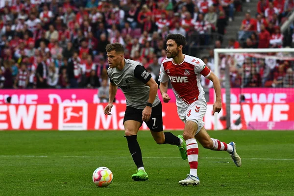 KOLOGNE, ALMANE 16 EKİM 2022: Jonas Hector, Florian Niederlechner. Bundesliga 1 'in futbol maçı. FC Koeln, FC Augsburg 'a karşı. Rhein Enerji Stadyumu Futbol Stadyumu. 