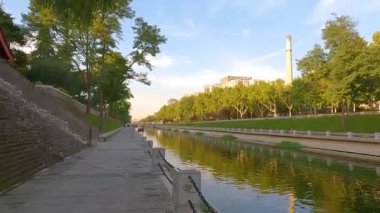 Suni nehir hendeği sonbaharda