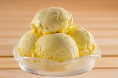 Taze ve lezzetli sütten yapılmış dondurma.