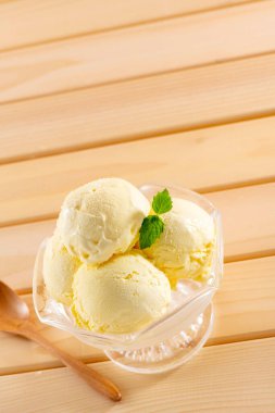 Taze ve lezzetli sütten yapılmış dondurma.