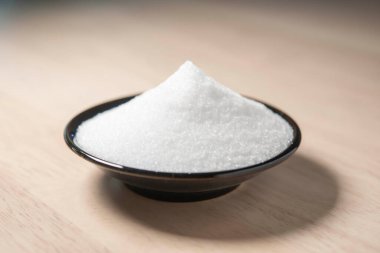 Tabakta beyaz tuz yığını