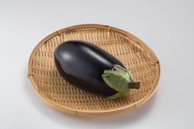 Tarlada toplanan taze ve lezzetli patlıcanlar.