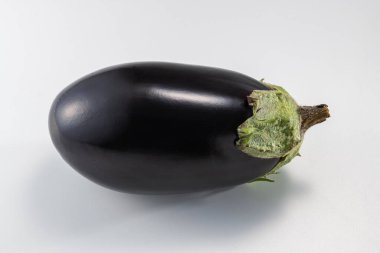 Tarlada toplanan taze ve lezzetli patlıcanlar.