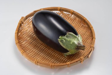 Tarlada toplanan taze ve lezzetli patlıcanlar.