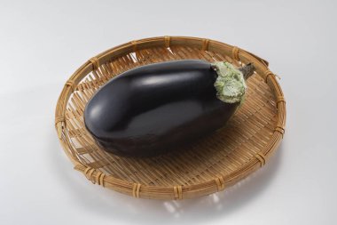 Tarlada toplanan taze ve lezzetli patlıcanlar.