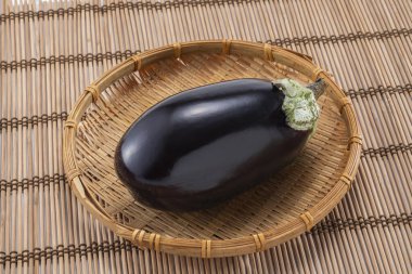 Tarlada toplanan taze ve lezzetli patlıcanlar.