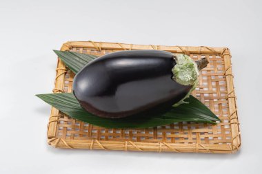 Tarlada toplanan taze ve lezzetli patlıcanlar.