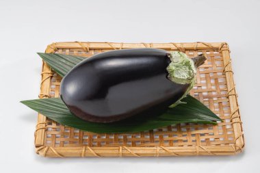 Tarlada toplanan taze ve lezzetli patlıcanlar.