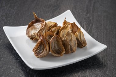 Siyah sarımsak taze ve lezzetli sarımsak pişirerek biter..