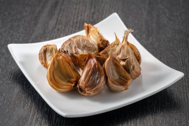 Siyah sarımsak taze ve lezzetli sarımsak pişirerek biter..