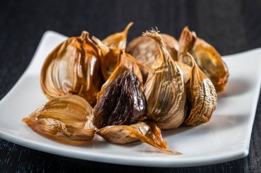 Siyah sarımsak taze ve lezzetli sarımsak pişirerek biter..