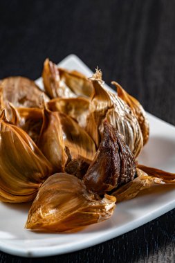 Siyah sarımsak taze ve lezzetli sarımsak pişirerek biter..