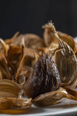 Siyah sarımsak taze ve lezzetli sarımsak pişirerek biter..