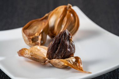 Siyah sarımsak taze ve lezzetli sarımsak pişirerek biter..