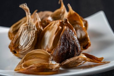 Siyah sarımsak taze ve lezzetli sarımsak pişirerek biter..