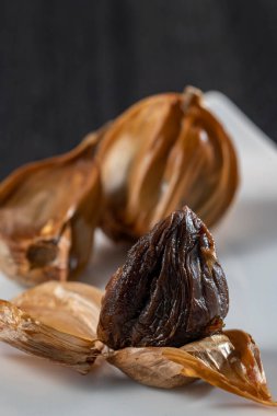 Siyah sarımsak taze ve lezzetli sarımsak pişirerek biter..