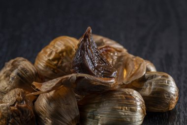 Siyah sarımsak taze ve lezzetli sarımsak pişirerek biter..