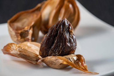 Siyah sarımsak taze ve lezzetli sarımsak pişirerek biter..