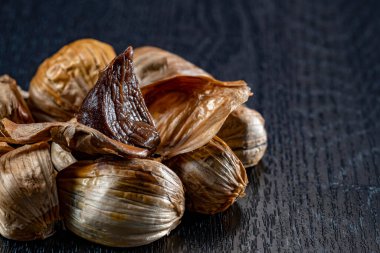 Siyah sarımsak taze ve lezzetli sarımsak pişirerek biter..