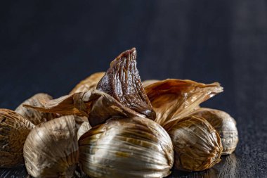 Siyah sarımsak taze ve lezzetli sarımsak pişirerek biter..