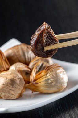 Siyah sarımsak taze ve lezzetli sarımsak pişirerek biter..