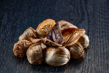 Siyah sarımsak taze ve lezzetli sarımsak pişirerek biter..