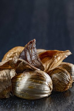 Siyah sarımsak taze ve lezzetli sarımsak pişirerek biter..
