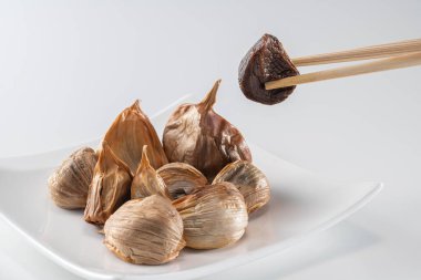 Siyah sarımsak taze ve lezzetli sarımsak pişirerek biter..