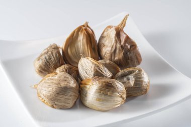 Siyah sarımsak taze ve lezzetli sarımsak pişirerek biter..