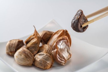 Siyah sarımsak taze ve lezzetli sarımsak pişirerek biter..