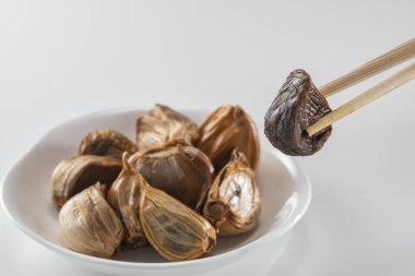 Siyah sarımsak taze ve lezzetli sarımsak pişirerek biter..