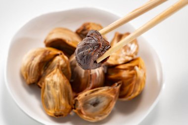 Siyah sarımsak taze ve lezzetli sarımsak pişirerek biter..