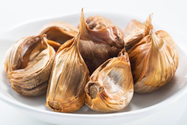 Siyah sarımsak taze ve lezzetli sarımsak pişirerek biter..