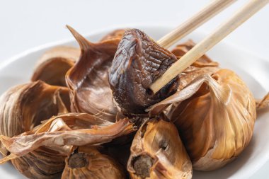 Siyah sarımsak taze ve lezzetli sarımsak pişirerek biter..