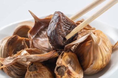 Siyah sarımsak taze ve lezzetli sarımsak pişirerek biter..