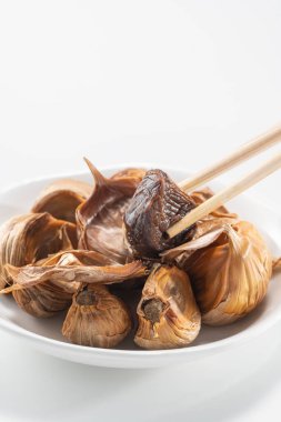 Siyah sarımsak taze ve lezzetli sarımsak pişirerek biter..