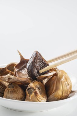 Siyah sarımsak taze ve lezzetli sarımsak pişirerek biter..