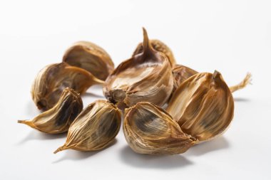 Siyah sarımsak taze ve lezzetli sarımsak pişirerek biter..