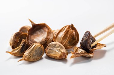 Siyah sarımsak taze ve lezzetli sarımsak pişirerek biter..