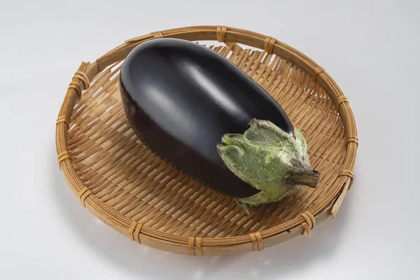 Tarlada toplanan taze ve lezzetli patlıcanlar.