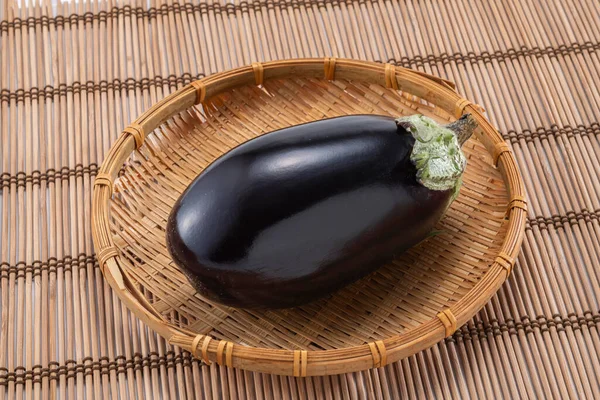 Tarlada toplanan taze ve lezzetli patlıcanlar.