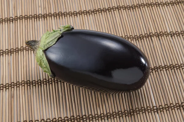 Tarlada toplanan taze ve lezzetli patlıcanlar.