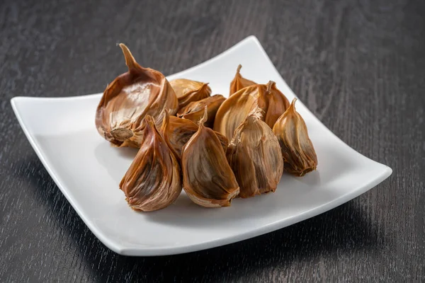 Siyah sarımsak taze ve lezzetli sarımsak pişirerek biter..