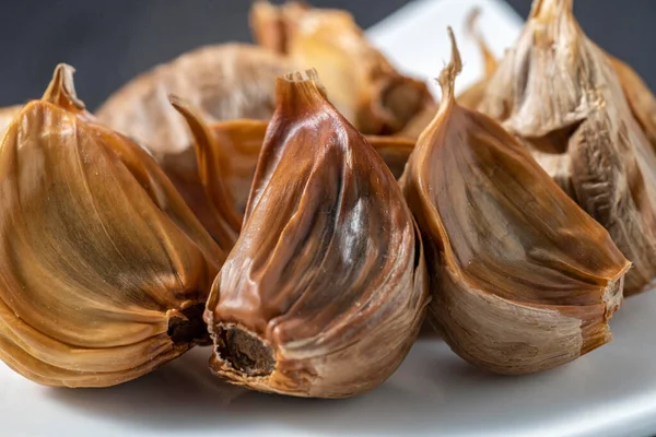 Siyah sarımsak taze ve lezzetli sarımsak pişirerek biter..